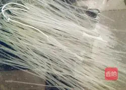 Illustration of how to make cold shredded chicken and bean sprouts 5