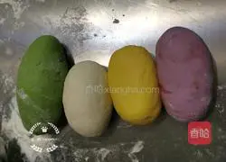 Illustration of how to make spinach, purple sweet potato and pumpkin steamed buns 5