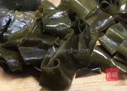 Illustration of how to make wolfberry and kelp soup 4