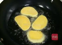 Illustration of how to make golden fried steamed bun slices 7