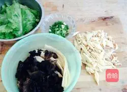 Illustration of how to make hot and sour soup 1