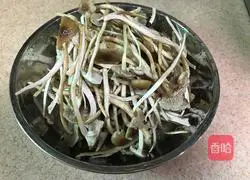 Illustration of how to make braised pork ribs with tea tree mushrooms 5