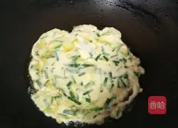 Illustration of how to make chive egg pancake 9