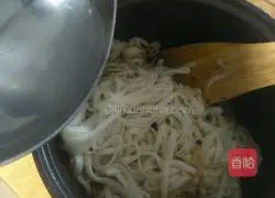 Illustration of how to make ham and egg fried noodles 12