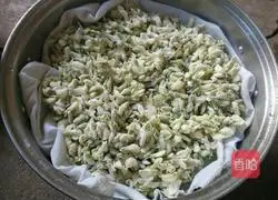 Illustration of how to steam locust flowers 5