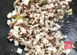 Illustration of how to make mushroom fried noodles 2