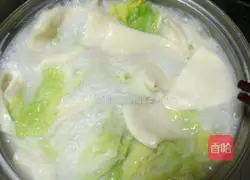 How to cook wild crucian carp soup with noodles Illustration 11