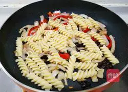 Illustration of how to make black soy spiral pasta (made in Western cuisine) 10