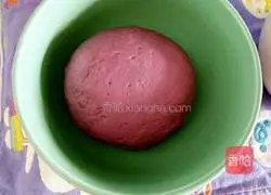 Illustration of how to make purple sweet potato and milk-flavored floret steamed buns 6