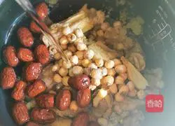 Illustration of how to make chicken soup with red dates and lotus seeds 4