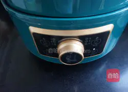 Illustration of how to make coconut black-bone chicken soup without adding a drop of water 8