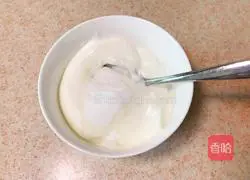 Illustration of how to make mango yogurt cup 3