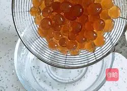 Illustration of how to make pearl milk tea 5