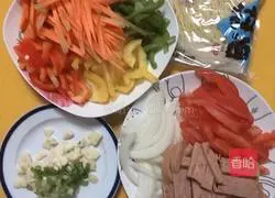 Illustration of how to make colorful fried ramen 1