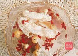 Cooking skills Lotus seeds, lilies, bamboo fungus, pig's feet and winter melon soup recipe illustration 4