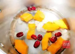 Illustration of how to make pumpkin, red date and lily soup 9
