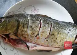  Illustration of how to make mushroom and crucian carp soup 1