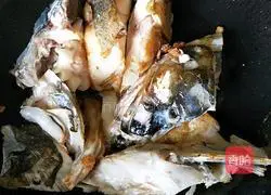 Illustration of how to make fish head soup 2