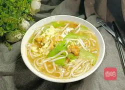 Illustration of how to make loofah and egg noodle soup 11