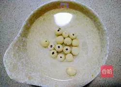 Illustration of how to make wolfberry, tremella and lotus seed soup 2