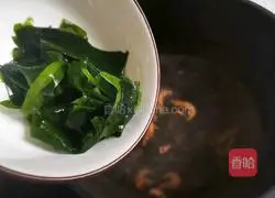Illustration of how to make wakame, egg and tofu soup 6