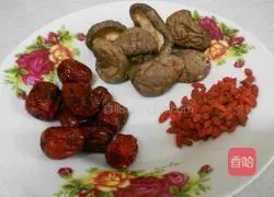 Illustration of how to make mushroom and black-bone chicken soup 2