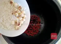 Illustration of how to make red bean and lotus seed soup 6