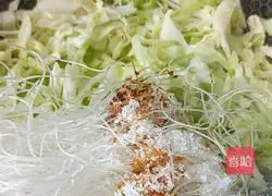 Illustration of how to stir-fry vermicelli with cabbage 5