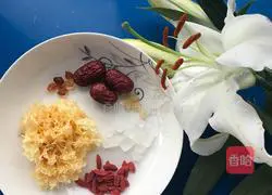 Illustration of how to make white fungus, red dates and peach gum soup 1