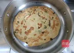 Illustration of how to make two-sided green onion pancake 5