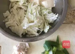 Illustration of how to make cabbage, vermicelli and tofu soup 1
