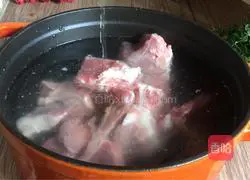 Illustration of how to make watercress and winter melon bone soup 3