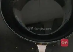 Illustration of how to add condensed milk to steamed buns 2