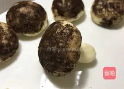 Illustration of how to make mushroom and bean paste buns 13