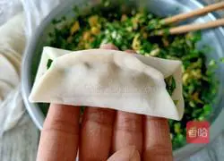 Illustration of how to make leek, shrimp skin and egg pot stickers 11