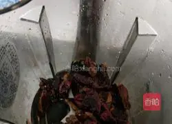 Illustration of how to make red date ice drink 7