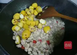 Illustration of how to make chestnut roast chicken 4