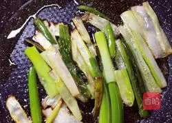 Illustration of how to make scallion oil noodles 1