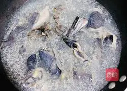 Illustration of how to make nourishing black-bone chicken and yam soup 3