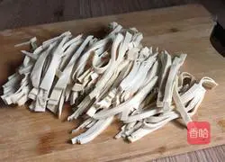 Illustration of how to make fried meat with tofu skin 3