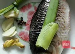 Winter Melon, Job's Tears and Crucian Carp Soup Recipe Illustration 2