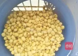 Illustration of making soybeans and dried pork bone soup 3