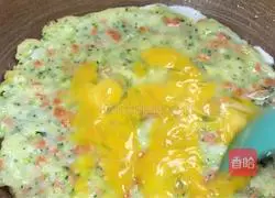 Illustration of how to make broccoli egg pancake rolls 7