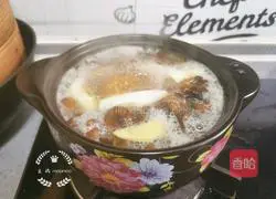 Illustration of how to make hazel mushroom stewed chicken soup 10