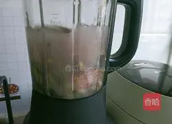 Illustration of making black bean and peanut thick soy milk 4