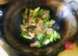 Illustration of how to stir-fry bacon with garlic sprouts 5