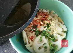 Illustration of how to make cold spicy lotus root slices 7