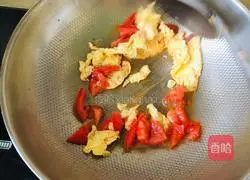 Illustration of how to make egg, tomato and artemisia seed noodles 3