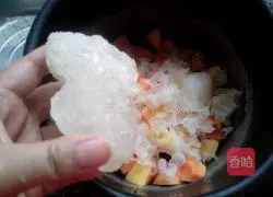 Illustration of how to make papaya, snow fungus and sugar water 3
