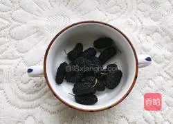 Illustration of how to make mulberry and cranberry ice drink 1